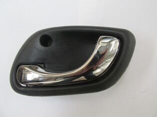 SUZUKI GRAND VITARA- 98/02; ÖN KAPI IÇ AÇMA KOLU SOL SIYAH (ELCEGI NIKELAJLI) (TW)