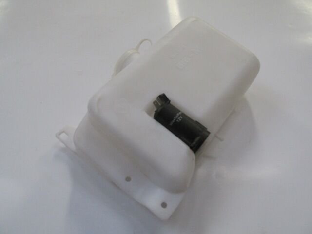 UNIVERSAL UNIVERSAL-; ÖN CAM SU BIDONU/DEPOSU MOTORLU (PICK-UP ARAÇLARA UYUMLU)