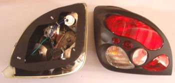 FORD FIESTA- 00/02; MODIFIYE STOP LAMBASI SAG/SOL SET 2 PARÇA SIYAH/KIRMIZI/BEYAZ (TYC)