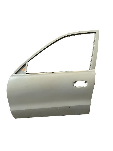 HYUNDAI ACCENT- 98/00; ÖN KAPI KOMPLE SOL BAND DELIKLI GRI BOYALI (ICELI/ÇEKOMASTIKLI) (TW)