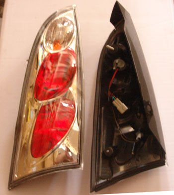 FORD FOCUS- HB- 98/05; MODIFIYE STOP LAMBASI SAG/SOL SET 2 PARÇA NIKELAJLI/KIRMIZI (5KAPI) (TYC)