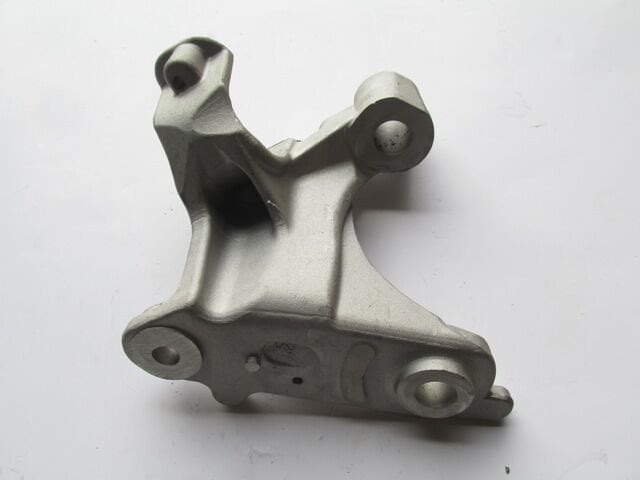 RENAULT MEGANE- 4- SD- 21/24; MOTOR BESIGI BAGLANTI AYAGI SAG (BESIK DARBE EMICI) (ALÜMINYUM)
