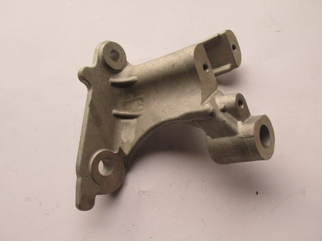 RENAULT MEGANE- 4- SD- 21/24; MOTOR BESIGI BAGLANTI AYAGI SOL (BESIK DARBE EMICI) (ALÜMINYUM)