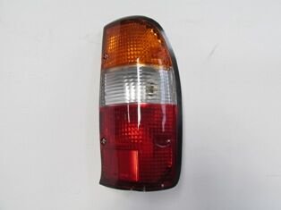 MAZDA B2500- PICK UP- 01/03; STOP LAMBASI SAG SARI/BEYAZ/KIRMIZI (AA MOTOR/DEPO)