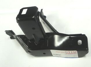 TOYOTA HILUX- PICK UP LN145- 98/01; ÖN ÇAMURLUK IÇ BAGLANTI BRAKETI SAG (TW)